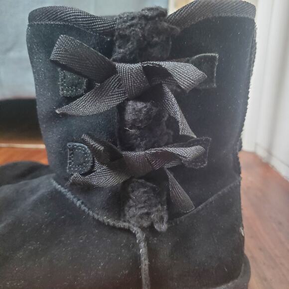 Koolaburra UGG K Victoria Bow Short Girls Boots Black Suede 1019372 Girls Size 4 - Picture 8 of 14